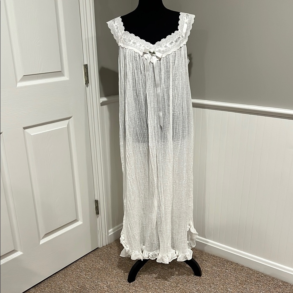 Victoria’s Secret Like New Elegant White Lace Trim Nightgown